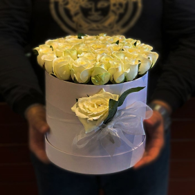  Kızılay Çiçek Gönder White Box Roses - Kutuda 33 Beyaz Gül